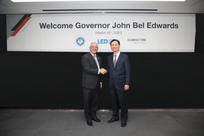 Louisiana　Governor　John　Bel　Edwards　(left)　and　Kumho　Tire　CEO　Jung　Il-taik