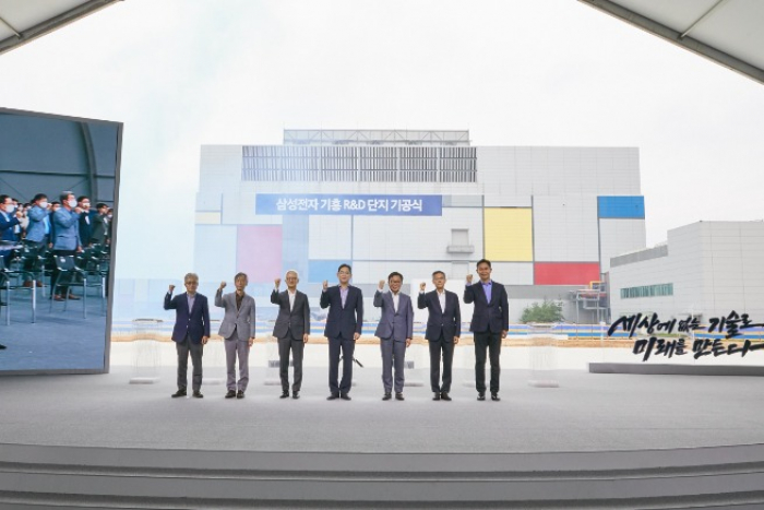 Jay　Y.　Lee　(center)　at　the　ground-breaking　ceremony　of　Samsung　Electronics'　new　semiconductor　R&D　center　in　Giheung　in　August　2022　(Courtesy　of　Samsung　Electronics)
