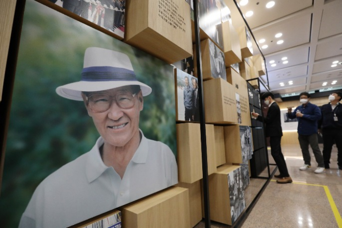 Photo　exhibition　of　Hyundai　Group's　late　Chairman　and　Founder　Chung　Ju-yung　at　Hyundai　Group　headquarters　(Courtesy　of　News1)