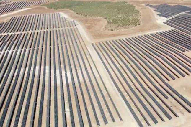 A　view　of　the　solar　power　plant　in　Seville,　Spain,　that　Hanwha　Energy　sold　to　Amarenco　Solar 