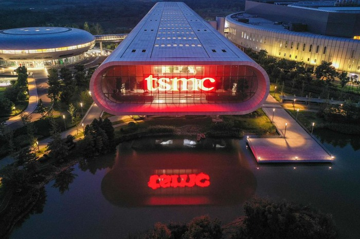 ▲Chip maker TSMC, which runs this facility in Nanjing, China, has a one-year exemption from U.S. curbs on China’s chip industry. PHOTO: STR/AGENCE FRANCE-PRESSE/GETTY IMAGES