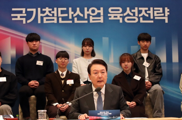 President　Yoon　Suk　Yeol　announces　a　mega　project　to　foster　six　strategic　sectors