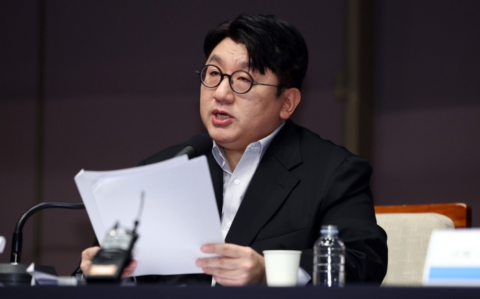 HYBE　Founder　and　Chairman　Bang　Si-hyuk　speaks　in　a　forum　with　senior　South　Korean　journalists　on　March　15,　2023,　in　Seoul