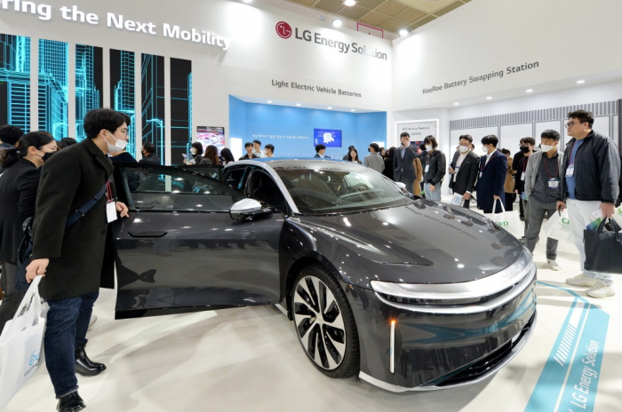 LG　Energy　Solution　exhibits　the　Lucid　Air　at　InterBattery　2023　on　March　15,　2023,　in　Seoul.　The　luxury　EV　produced　by　Lucid　Motors　is　equipped　with　LG　Energy’s　cylindrical　batteries　(Courtesy　of　LG　Energy)