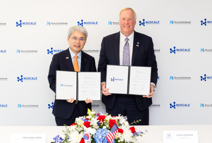 Korea　Eximbank　President　Yoon　Hee-sung　(left)　and　NuScale　Power　CEO　John　Hopkins
