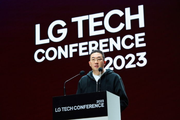 LG　Group　Chairman　Koo　Kwang-mo　speaks　at　LG　Tech　Conference　2023　on　March　16,　2023　(Courtesy　of　LG)