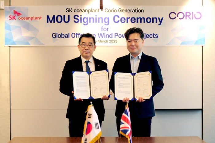 Lee Seung-chul, CEO of SK Oceanplant (left) and Choi Woo-jin, a Korean representative of Corio Generation
