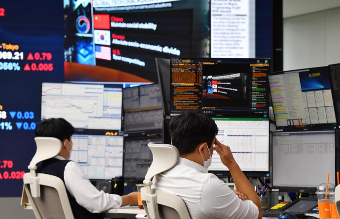 Currency dealers at a Korean bank monitor the US dollar-won movement