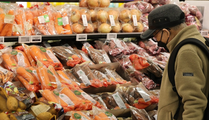 A　customer　browses　for　vegetables　at　a　hypermarket　in　Seoul