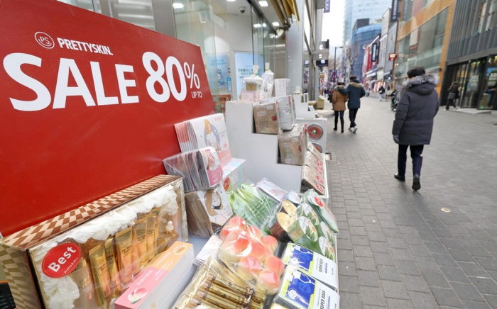 Myeong-dong,　a　major　shopping　district　in　Seoul,　is　not　crowded　amid　a　sluggish　Korean　economy