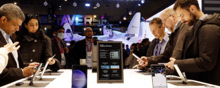 Visitors　look　at　the　Galaxy　S23　Ultra　smartphone　at　Samsung　Electronics’　booth　installed　at　Fira　Gran　Via,　where　the　world’s　largest　mobile　communications　exhibition　Mobile　World　Congress　(MWC　2023)　was　held　from　Feb.　27-Mar.　2　in　Barcelona,　Spain.