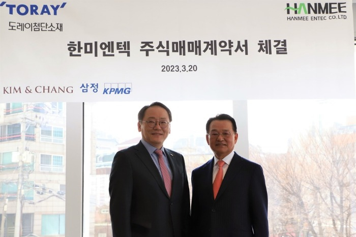Jeon　Hae-sang,　CEO　of　Toray　Advanced　Materials　Korea　(left)　and　Lim　Dong-hyeok,　chairman　of　Hanmi　Entec 