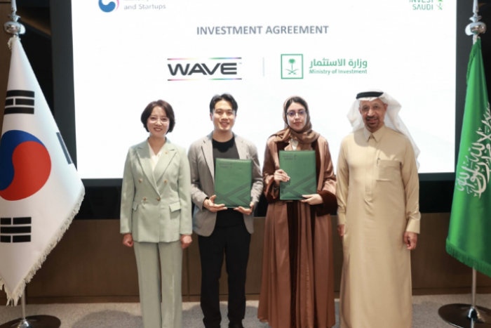Lee　Young,　the　minister　of　SMEs　and　Startups　of　S.Korea　(from　left)　and　Khalid　Al-Falih,　the　minister　of　investment　of　Saudi　Arabia　(fourth)