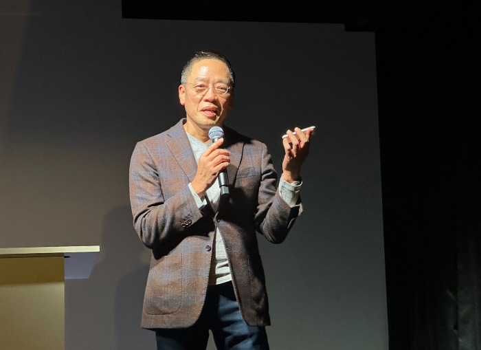 Hyundai　Card　Vice　Chairman　Chung　Tae-young　speaks　at　the　Apple　Pay　launch　event　with　his　iPhone