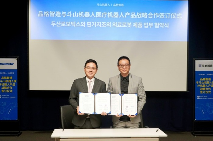 Ryu　Jeong-hoon,　CEO　of　Doosan　Robotics　(left)　and　Liang　Zhihong,　CEO　of　Pinge  