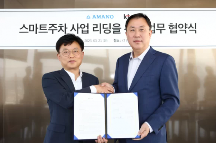 Lee　Sung-hwan,　KT　West's　head　of　customer　HQ　(left)　and　Jeon　Myung-jin,　CEO　of　Amano　Korea　(KT)