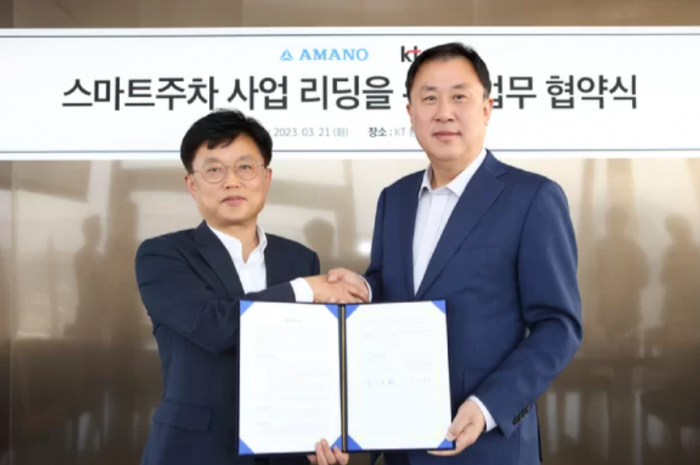 Lee Sung-hwan, KT West's head of customer HQ (left) and Jeon Myung-jin, CEO of Amano Korea (KT)