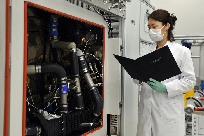 A researcher of Kolon Industries (Hankyung DB)