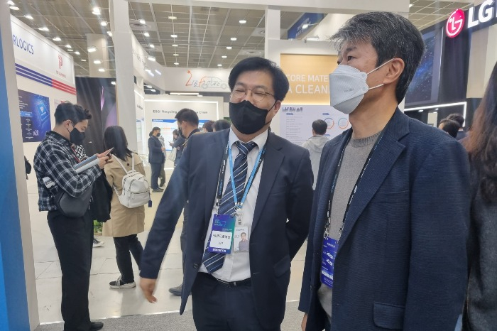 EcoPro　CEO　Song　Ho-jun　(Right)　at　InterBattery　2023,　Korea's　leading　battery　exhibition　held　March　15-17　in　Seoul