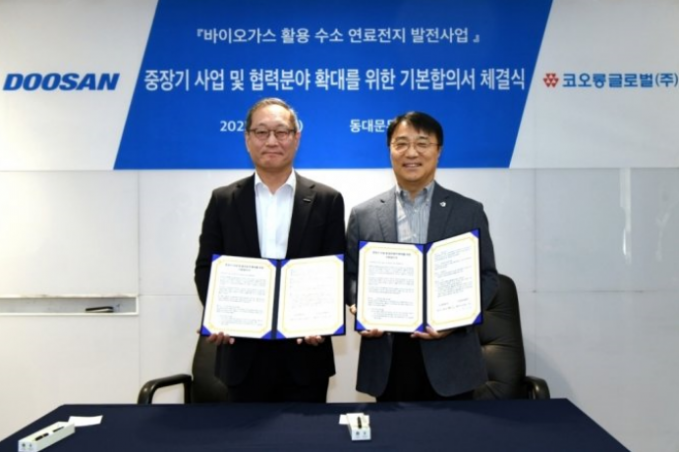 Jung　Hyung-rak,　CEO　of　Doosan　Fuel　Cell　(left)　and　Kim　Jung-il,　CEO　of　Kolon　Global