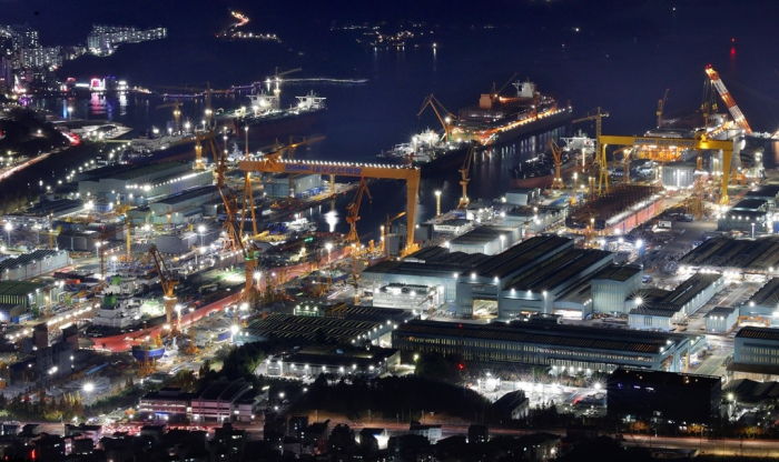 Daewoo　Shipbuilding’s　dockyard　on　Geoje　Island,　South　Gyeongsang　Province,　South　Korea