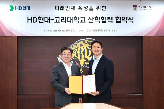 Kim Dong-one, Korea University's president (left) and Chung Ki-sun, president and CEO of HD Hyundai