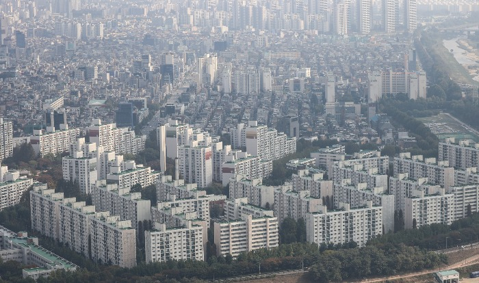 A　South　Korean　household　with　an　average　income　would　need　to　save　their　earnings　for　10　years　without　spending　any　money　to　buy　a　home　in　or　near　Seoul 
