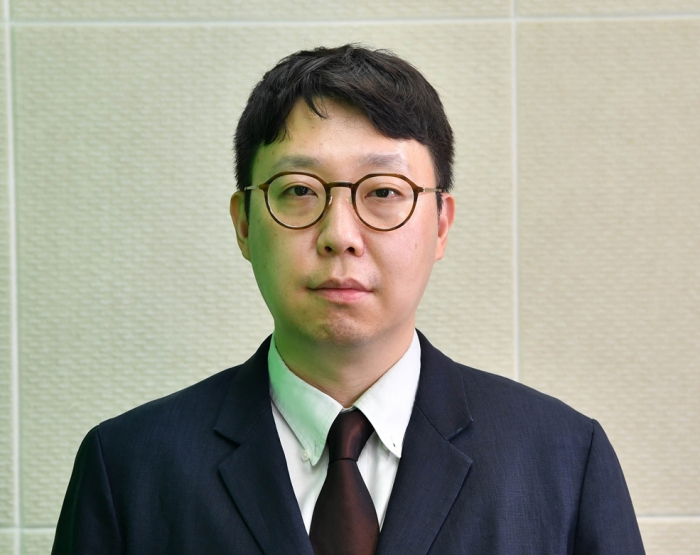Korea　Economic　Daily　reporter　Jeong-Soo　Hwang