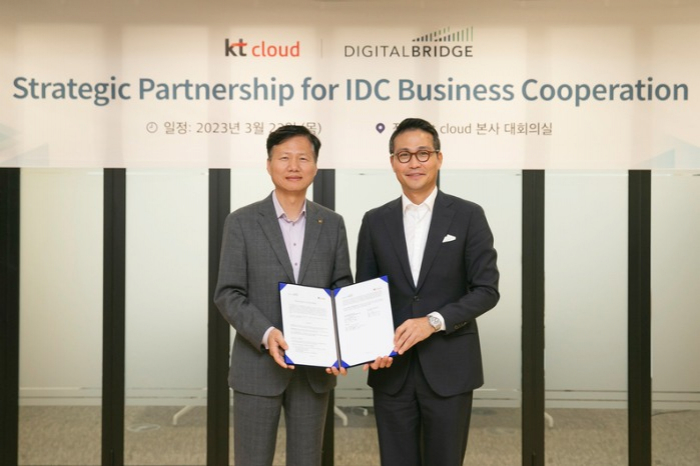 Yun　Dong-sik　(left),　KT　Cloud　CEO,　and　Tae　E.　Ahn,　managing　director　and　head　of　Asia　capital　formation　at　DigitalBridge　(Courtesy　of　KT　Cloud)