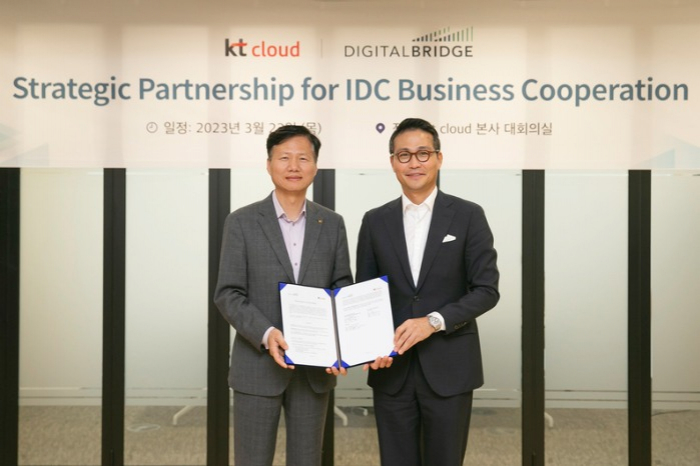 Yun Dong-sik (left), KT Cloud CEO, and Tae E. Ahn, managing director and head of Asia capital formation at DigitalBridge (Courtesy of KT Cloud)