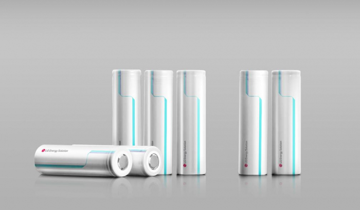 LG's　cylindrical　batteries