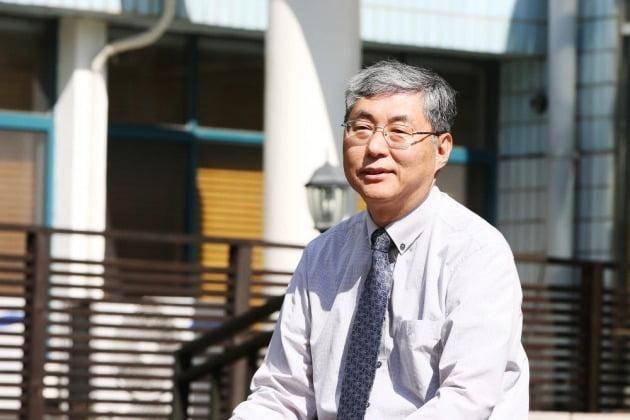 Yoo　Hoi-Jun,　a　KAIST　electrical　engineering　professor,　leads　the　development　of　an　analog　PIM　that　improves　efficiency　and　integration　with　less　power　consumption