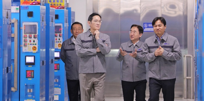 Samsung Electronics Chairman Jay Y. Lee (second from left) at Samsung Electro-Mechanics' plant in Tianjin