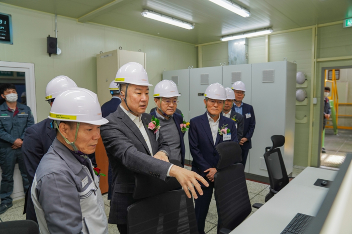 LS　Group　Chairman　Koo　Ja-eun　(second　from　left)　and　group　executives　look　around　at　a　new　nickel　sulfate　plant