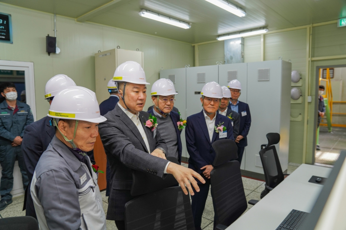 LS Group Chairman Koo Ja-eun (second from left) and group executives look around at a new nickel sulfate plant
