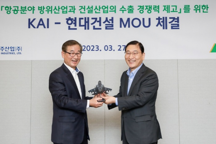 Kang Goo-young, CEO of KAI (left) and Yoon Young-joon, CEO of Hyundai E&C