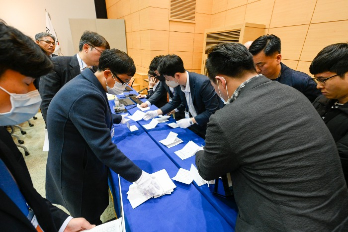 KT&G's shareholder meeting was crowded with individual investors and shareholder proxies