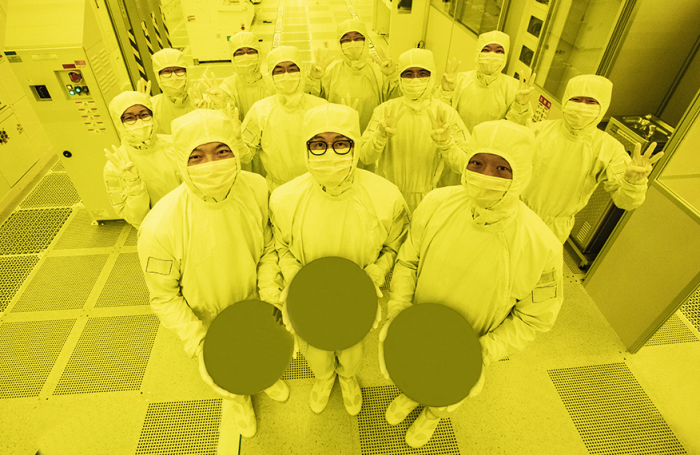 Samsung Electronics employees display the industry's smallest chip using the 3 nm process node