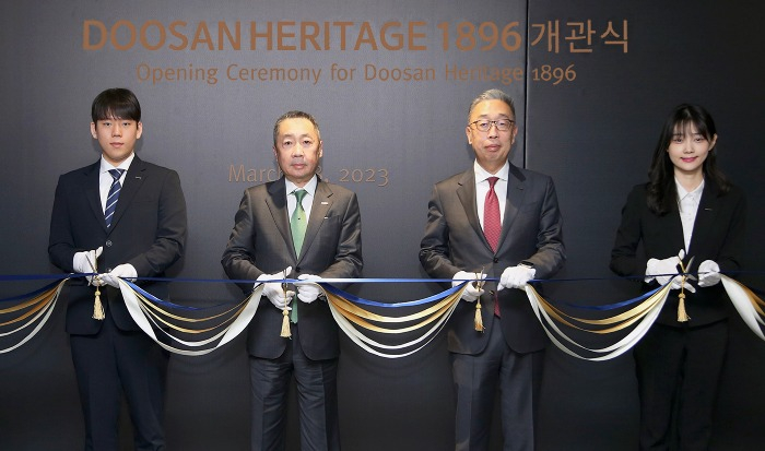 Park　Jeong-won,　chairman　of　Doosan　Group　(second　from　left)　and　vice　chairman　Park　Ji-won　(third)