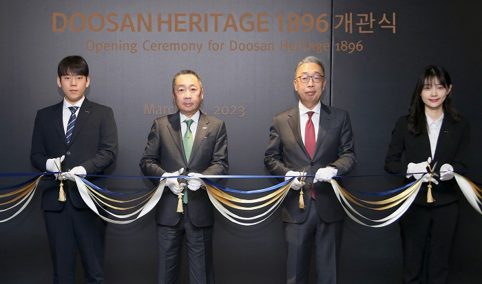 Park Jeong-won, chairman of Doosan Group (second from left) and vice chairman Park Ji-won (third)