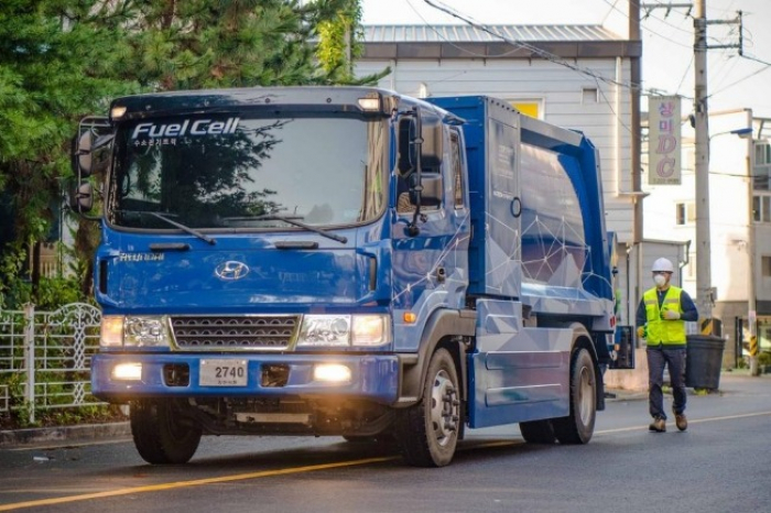 Hyundai　Motor　Group's　Dear　My　Hero　(Hydrogen　Garbage　Truck)　campaign　image 