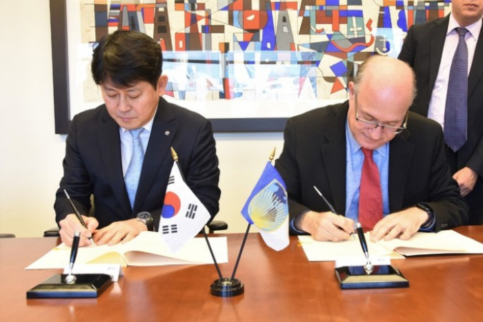 SGI CEO Yoo Gwang-yeol (left) and IADB President Ilan Goldfajn in IADB Headquarters, Washington DC
