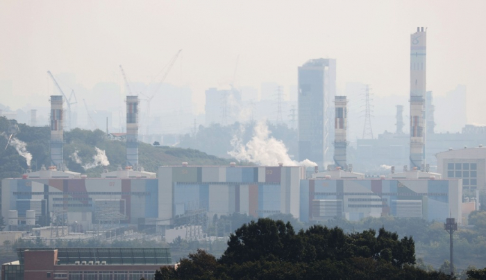 Power　plants　emit　gases　at　a　South　Korean　industrial　complex　(File　photo:　Courtesy　of　Yonhap)