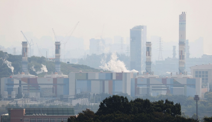 Power plants emit gases at a South Korean industrial complex (File photo: Courtesy of Yonhap)