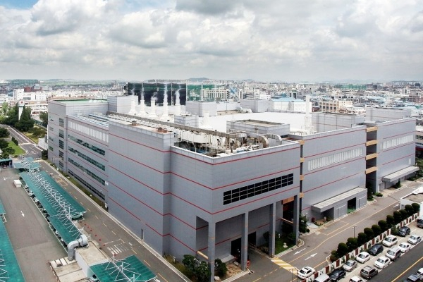 DB　HiTek's　plant　in　Bucheon,　Gyeonggi　Province　(Courtesy　of　DB　HiTek)