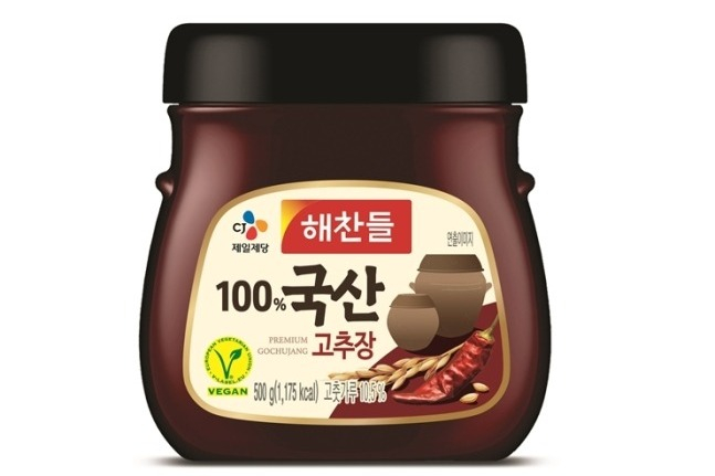 Haechandle Gochujang with V-Label vegan certification (bottom left)