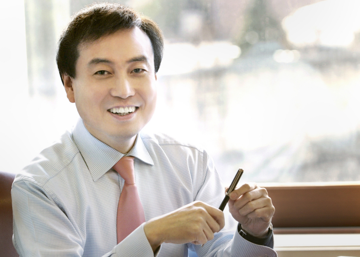 Cha　Suk-yong,　new　chairman　of　Hugel,　former　CEO　and　vice　chairman　of　LG　Household　&　Health　Care