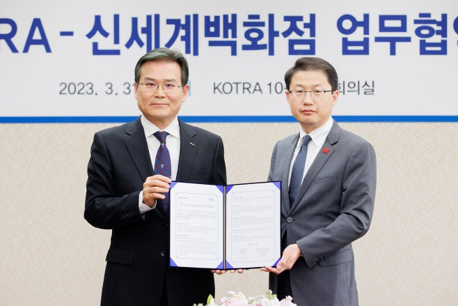 Jeong Oe-yeong, head of the innovation growth division at KOTRA (left), and Woo Jung-seop, CFO of Shinsegae Department Store