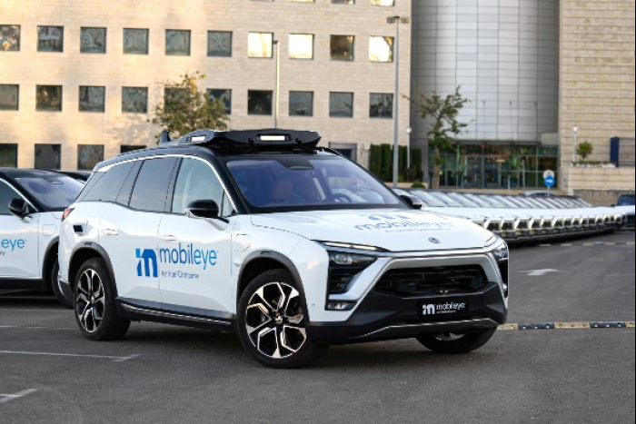 Mobileye's　self-driving　car　(Courtesy　of　Intel)