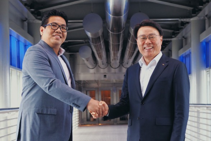 Choi　Jeong-woo,　Chairman　of　POSCO　Group　(right)　and　Tengku　Muhammad　Taufik,　CEO　of　Petronas　Group